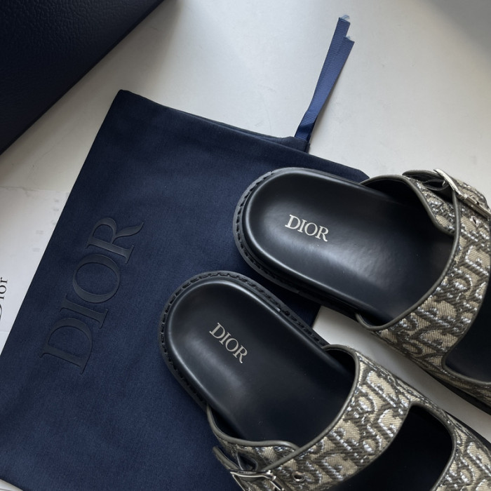 d10r sandal