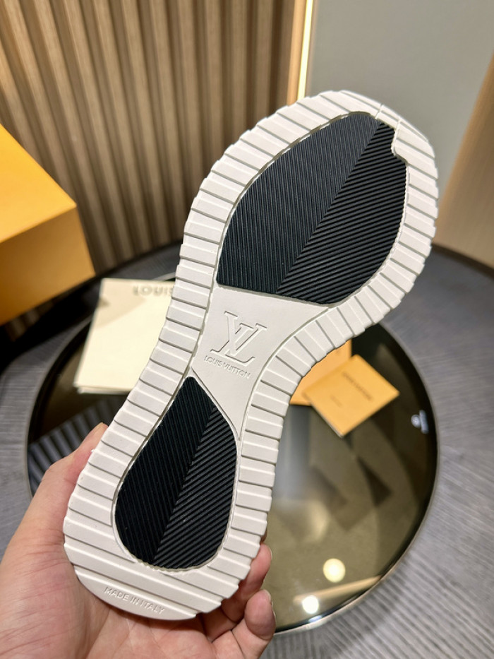 L0VT SNEAKER