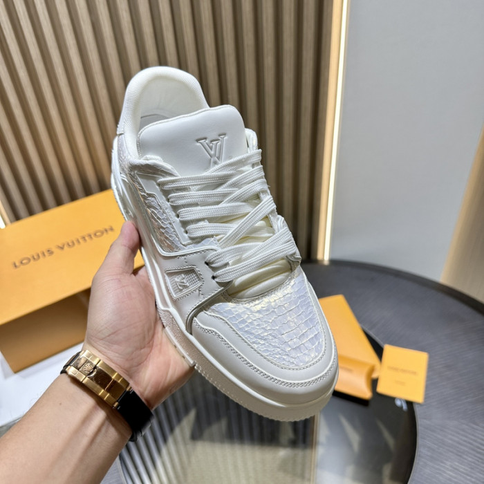 L0VT SNEAKER