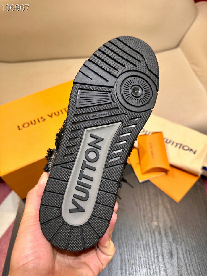 L0VT SNEAKER